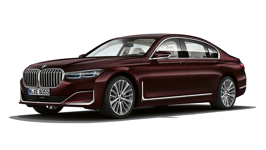BMW 745e Berlina, veículo PHEV, perspetiva frontal a três quartos BMW 745e Berlina, veículo PHEV, perspetiva frontal a três quartos em estúdio