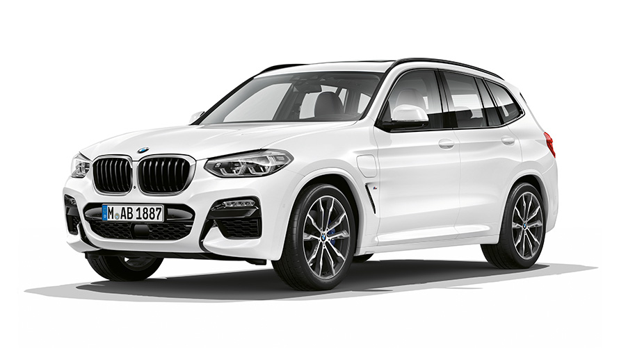 BMW X3 xDrive30e, veículo PHEV, perspetiva frontal a três quartos BMW X3 xDrive30e, veículo PHEV, perspetiva frontal a três quartos em estúdio