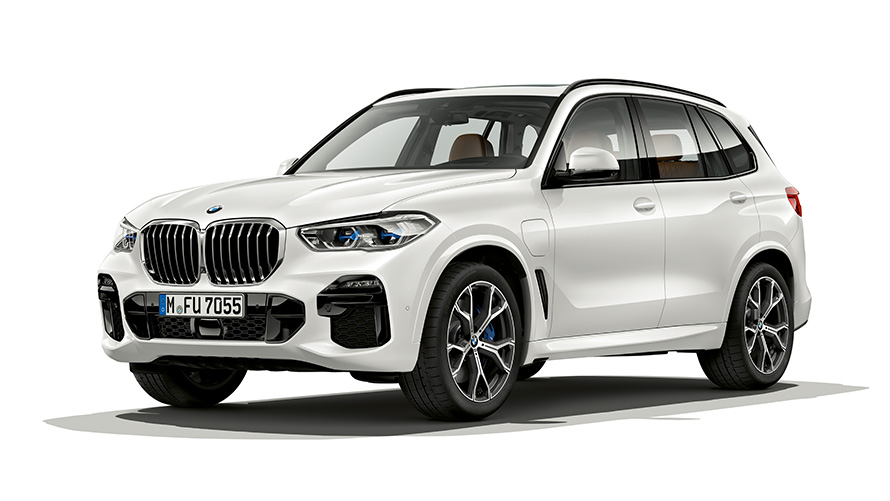 BMW X5 xDrive45e, veículo PHEV, perspetiva frontal a três quartos BMW X5 xDrive45e, veículo PHEV, perspetiva frontal a três quartos em estúdio