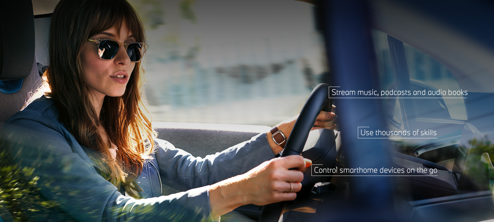 Mulher fala com Amazon Alexa enquanto conduz o seu BMW Mulher fala com Amazon Alexa enquanto conduz o seu BMW