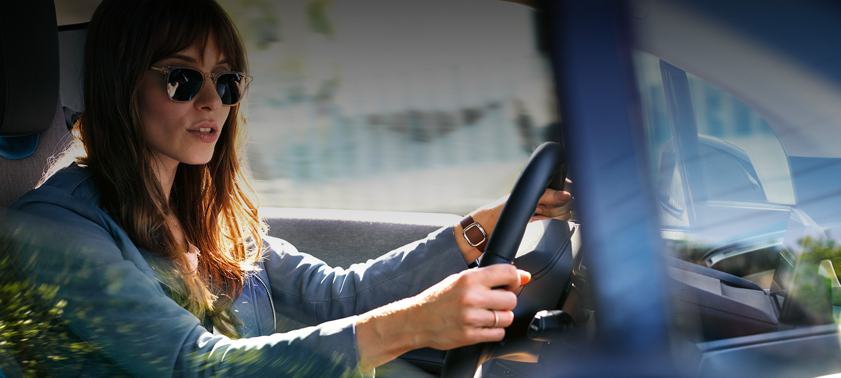 Integração da Amazon Alexa no veículo, mulher a conduzir um BMW Integração da Amazon Alexa no veículo, mulher a conduzir um BMW