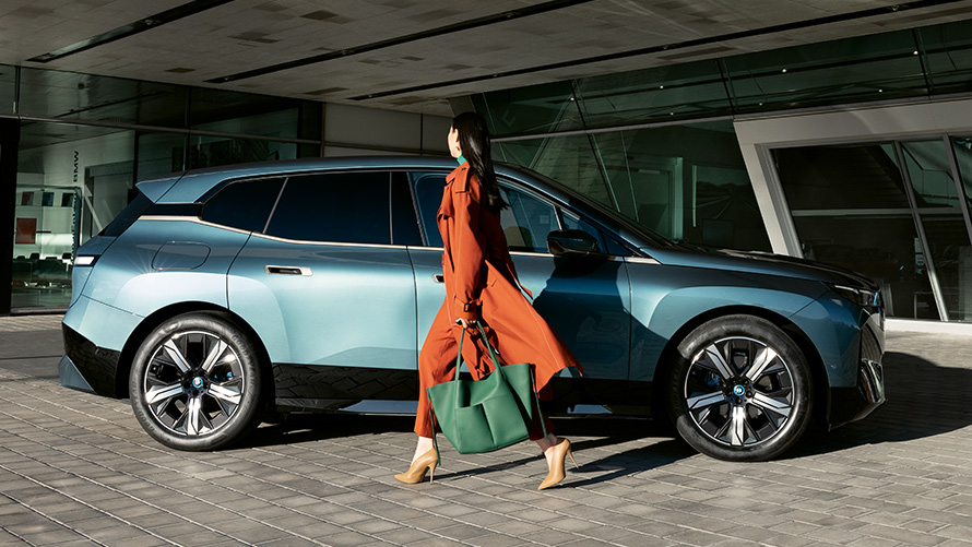 Chave digital BMW, vantagens Chave digital BMW, vantagens, BMW iX i20, perspetiva lateral com mulher em primeiro plano