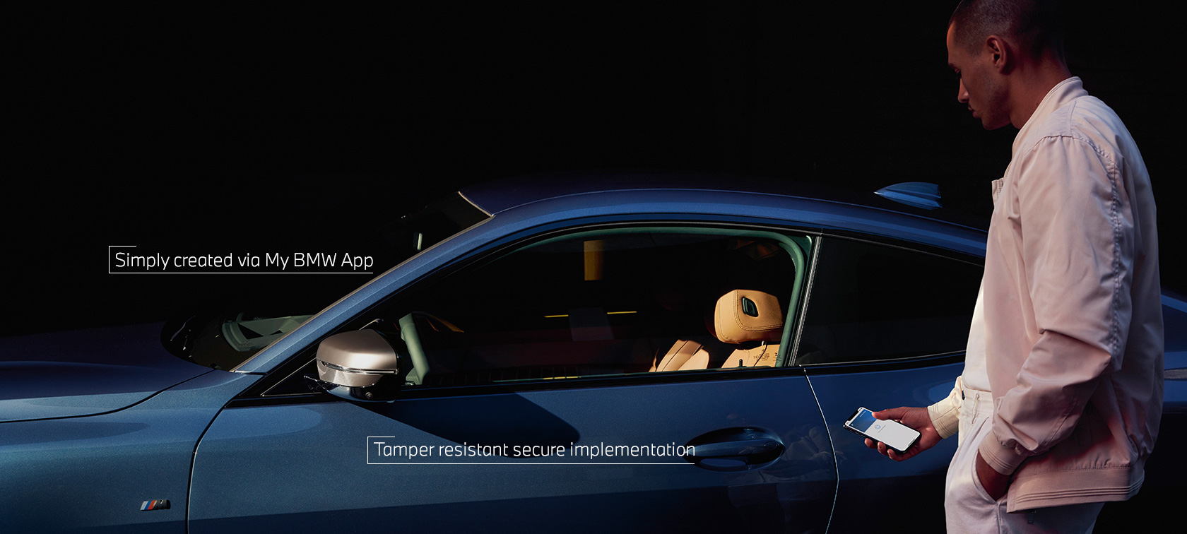 Chave digital BMW, aplicação My BMW, homem abre um BMW com o seu smartphone Chave digital BMW, aplicação My BMW, homem abre um BMW com o seu smartphone