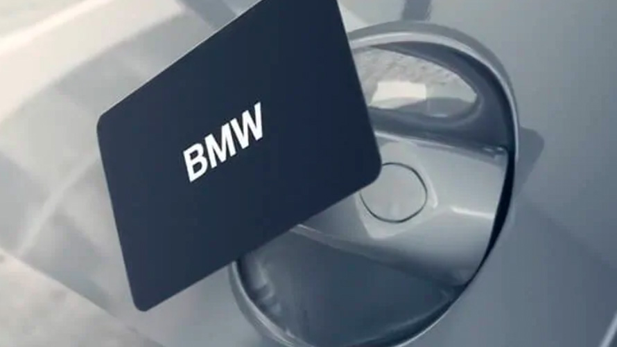 Cartão-chave BMW Homem abre o seu BMW com o cartão-chave BMW como chave digital