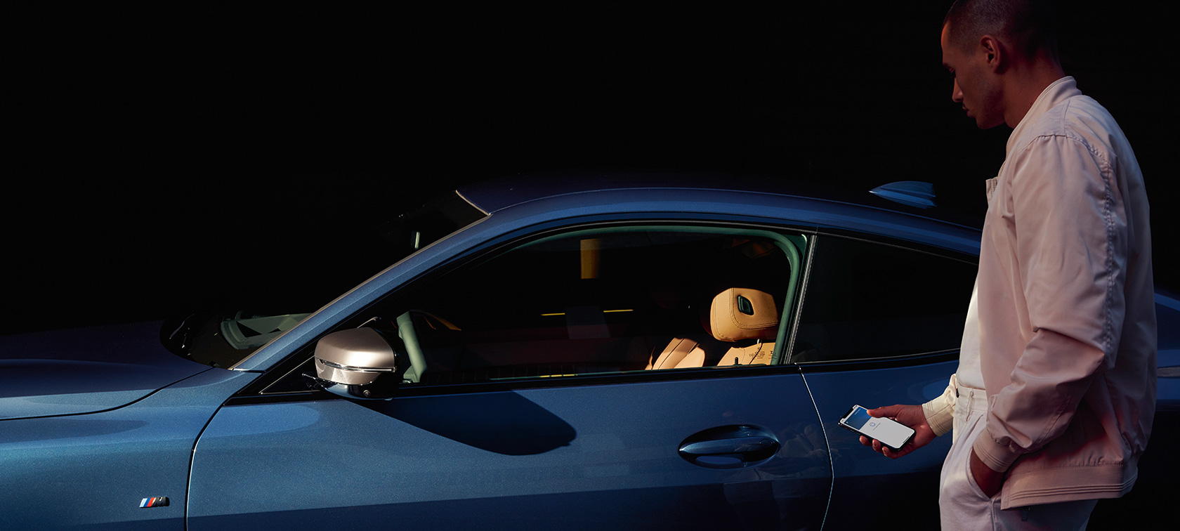 Chave digital BMW Chave digital BMW, aplicação My BMW, homem abre um BMW Série 4 Coupé com o seu smartphone