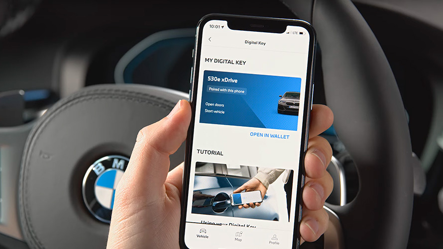 Funções e vantagens da chave digital BMW explicadas no tutorial de vídeo. Funções e vantagens da chave digital BMW explicadas no tutorial de vídeo.