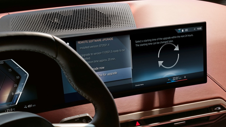 Uma pessoa a utilizar o sistema BMW Maps em viagem com dados atualizados sobre o trânsito Uma pessoa a utilizar o sistema BMW Maps em viagem com dados atualizados sobre o trânsito
