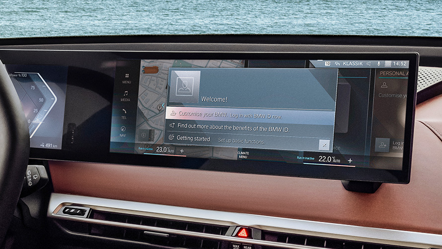 Ecrã curvo BMW com mensagem de boas-vindas e menu de configurações do BMW ID pessoal Ecrã curvo BMW com mensagem de boas-vindas e menu de configurações do BMW ID pessoal
