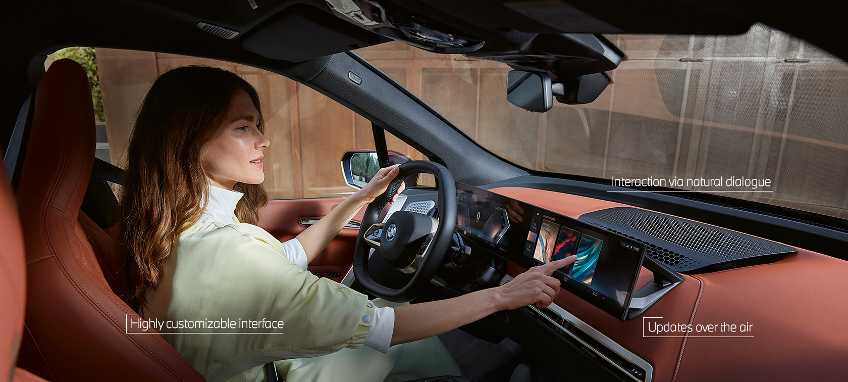 Uma mulher a utilizar os diversos modos BMW iDrive através do controlo tátil Uma mulher a utilizar os diversos modos BMW iDrive através do controlo tátil