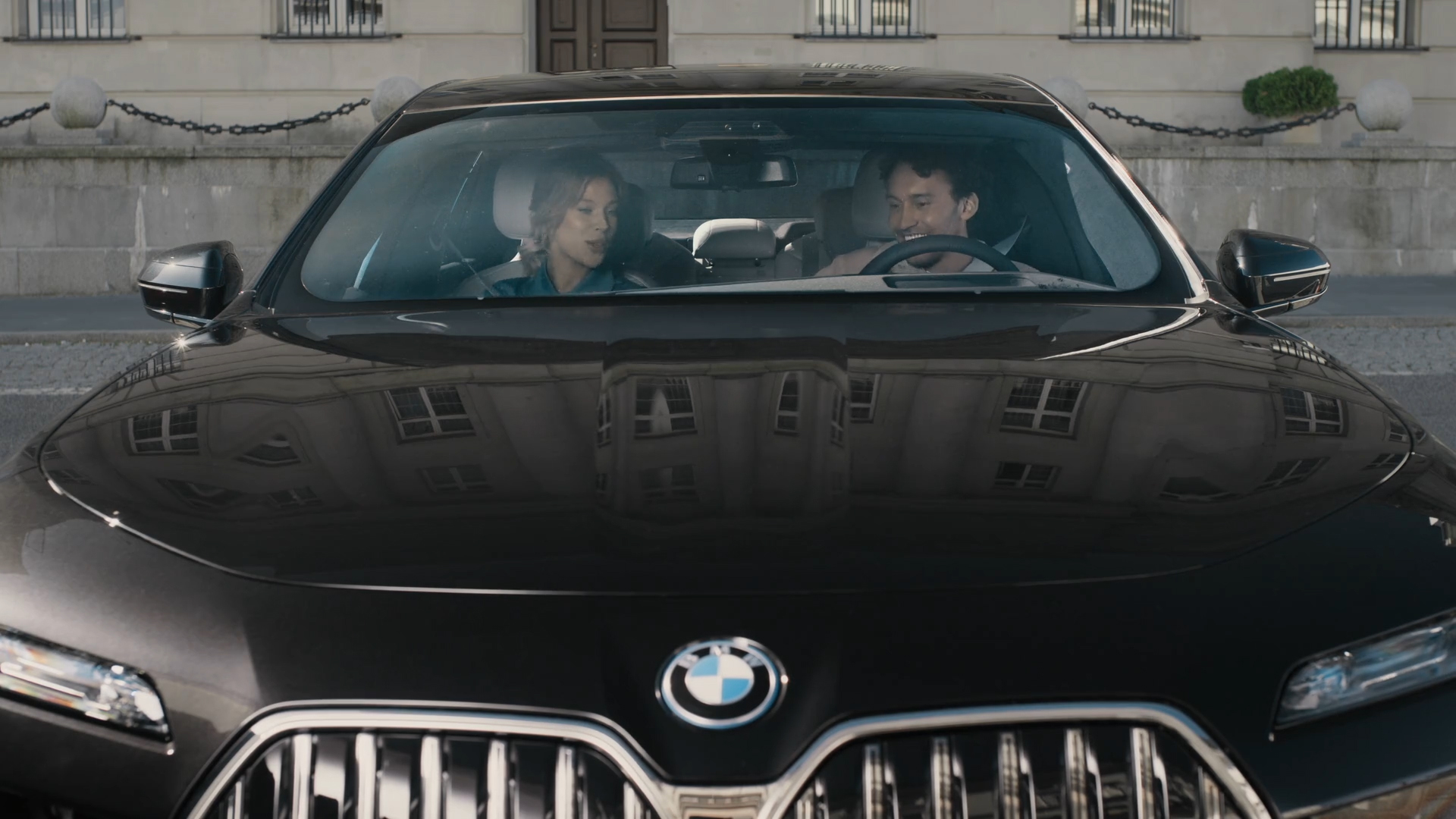 BMW iDrive Challenge, Sightseeing BMW iDrive Challenge, Sightseeing, G70, perspetiva dianteira, duas pessoas a olhar para o visor curvo BMW