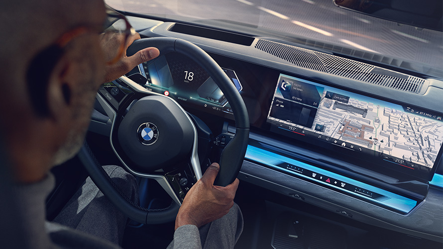 Interior BMW, homem a olhar para o visor com o Operating System 8.5 Interior BMW, homem a olhar para o BMW Maps no visor com o Operating System 8.5