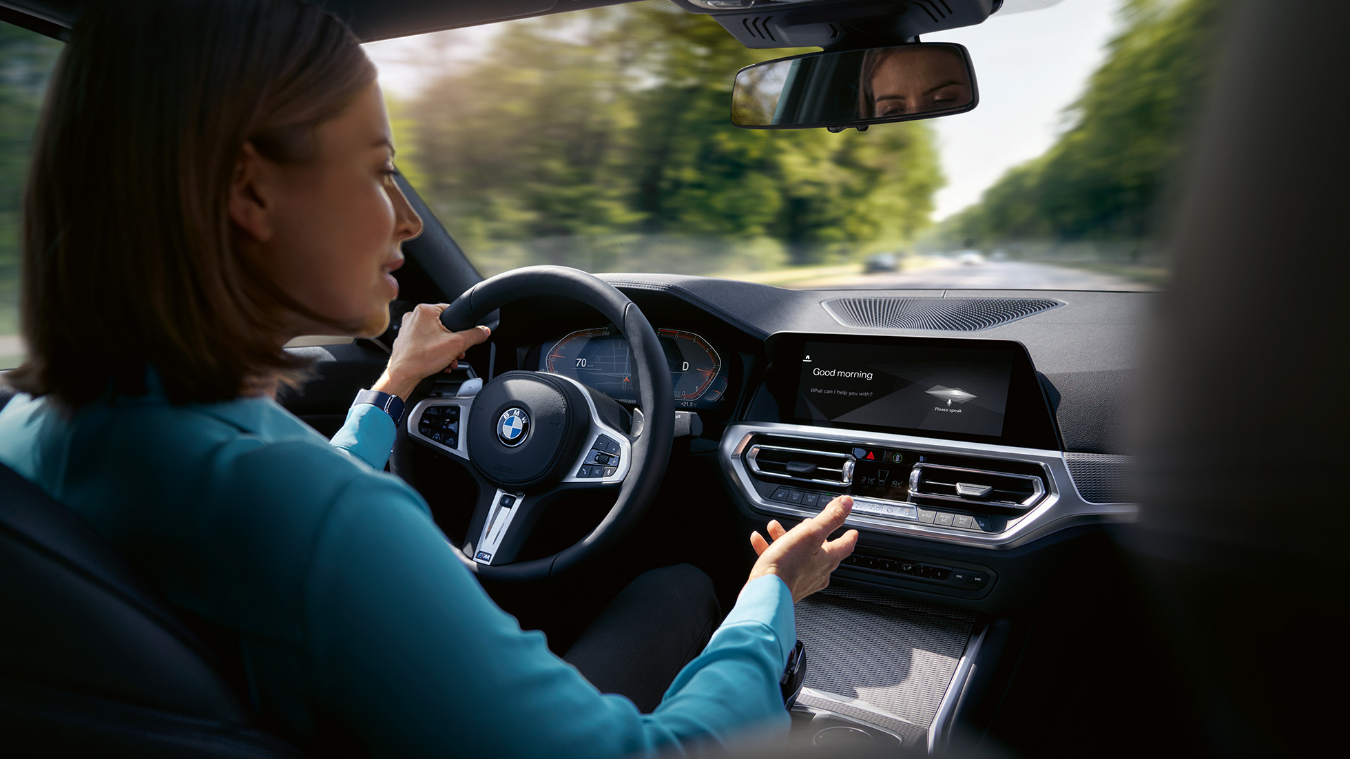 Mulher a utilizar o BMW Intelligent Personal Assistant no seu BMW Mulher a utilizar o BMW Intelligent Personal Assistant do BMW ConnectedDrive no seu BMW