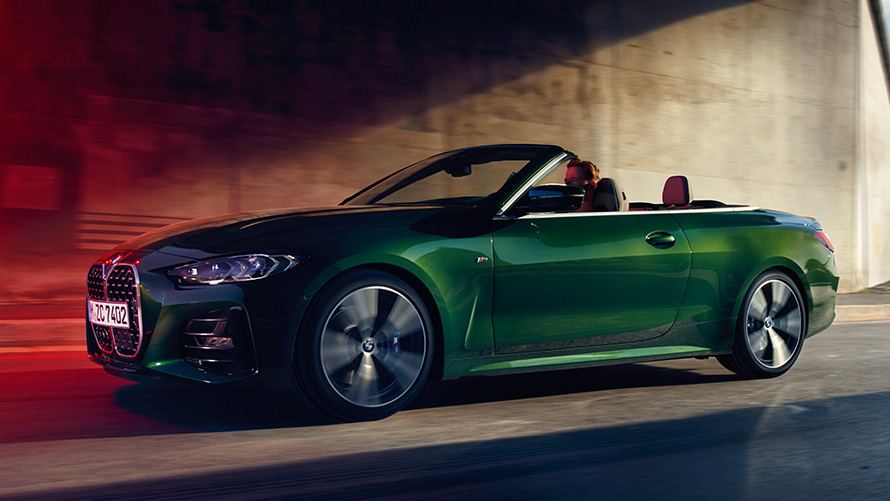 Atualização de software à distância 21-03, BMW Série 4 Cabrio, em movimento na rua Atualização de software à distância 21-03, BMW Série 4 Cabrio, em movimento na rua, perspetiva lateral a três quartos