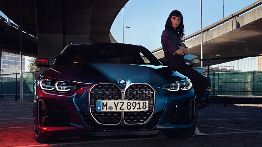 Atualização de software à distância 21-03, BMW Série 4 Coupé, parado Atualização de software à distância 21-03, BMW Série 4 Coupé, parado, perspetiva frontal