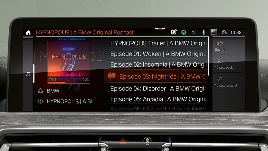 Grande plano, ecrã de controlos, perspetiva do sistema Connected Music com Spotify Atualização de software à distância, grande plano, ecrã de controlos, perspetiva do sistema Connected Music com Spotify