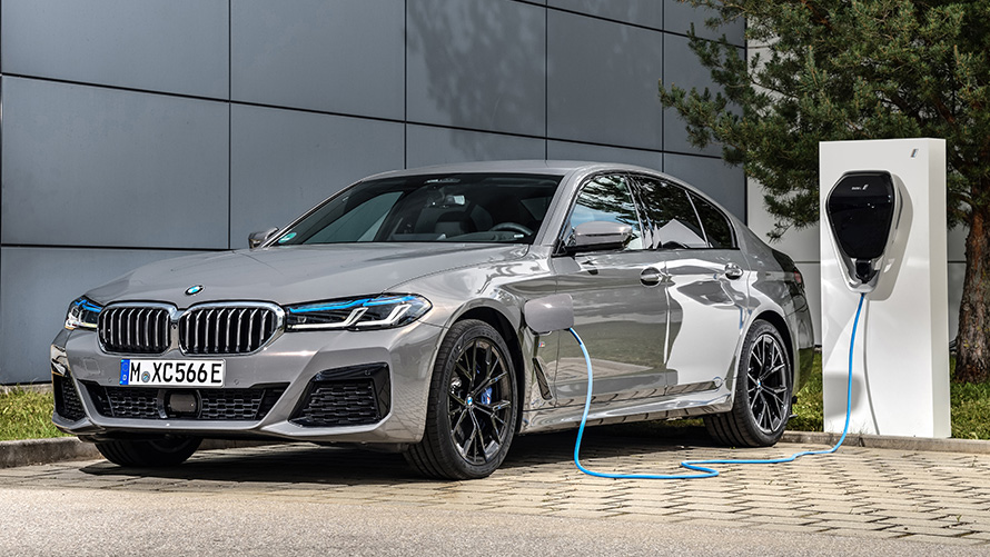 BMW Série 5 Berlina a carregar numa Wallbox Atualização de software à distância, BMW Série 5 Berlina a carregar numa Wallbox