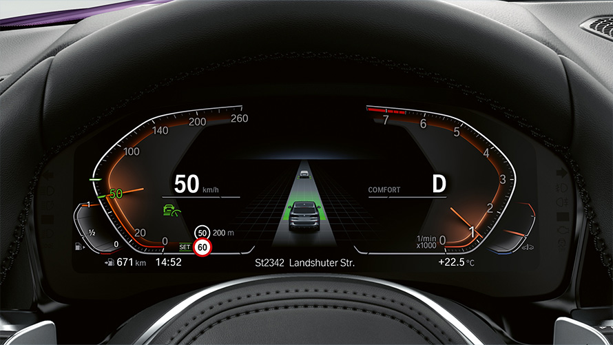 Grande plano, ecrã de controlos, perspetiva do aviso de limite de velocidade Atualização de software à distância, grande plano, ecrã de controlos, perspetiva do aviso de limite de velocidade