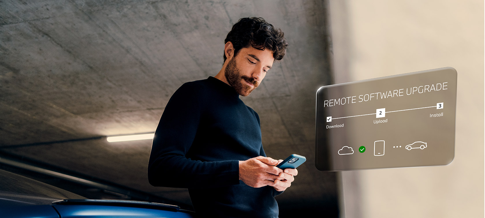 Homem à frente de um BMW a olhar para o seu smartphone Atualização de software à distância, homem à frente de um BMW a olhar para o seu smartphone