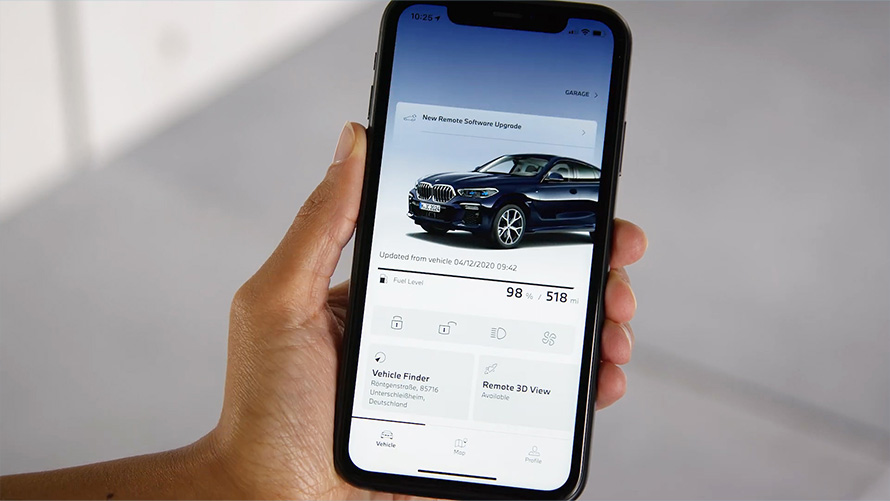 Smartphone na mão, perspetiva da aplicação My BMW Atualização de software à distância, smartphone na mão, perspetiva da aplicação My BMW