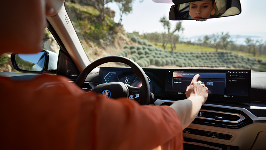 BMW iX (i20), condutor a controlar de forma tátil o ecrã curvo BMW Atualização de software à distância, BMW iX (i20), condutor a controlar de forma tátil o ecrã curvo BMW