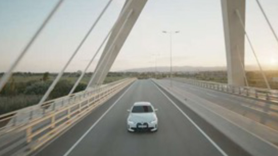 BMW IconicSounds Electric, um BMW em movimento numa ponte BMW IconicSounds Electric, um BMW em movimento numa ponte