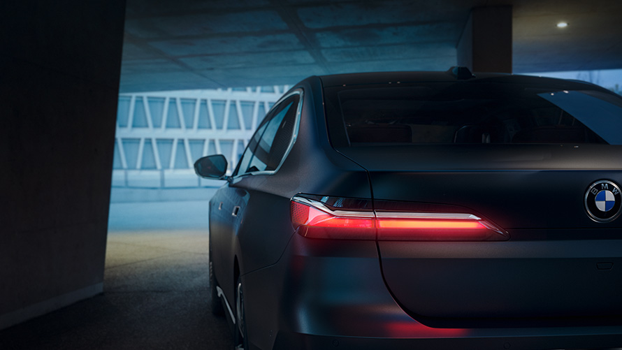 Atualização de software à distância, animação da luz de boas-vindas Atualização de software à distância, luz de boas-vindas, vista traseira do BMW