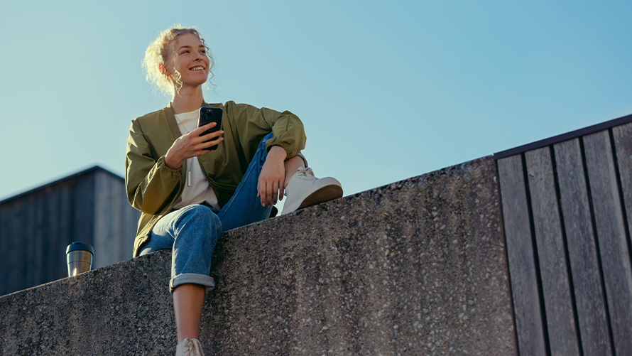 Atualização de software à distância, Drive Recorder Atualização de software à distância, Drive Recorder, mulher com smartphone na parede