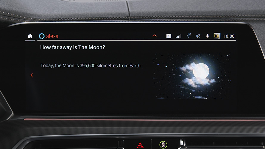 Atualização de software à distância BMW, integração da Amazon Alexa no veículo Atualização de software à distância BMW, integração da Amazon Alexa no veículo, sistema de navegação, grande plano