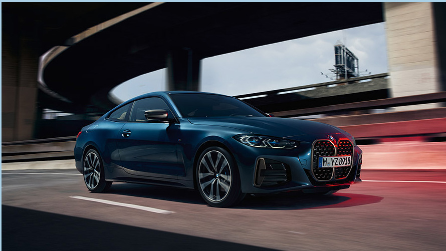 Atualização de software à distância, um BMW em movimento na rua Atualização de software à distância, um BMW em movimento na rua, perspetiva lateral a três quartos