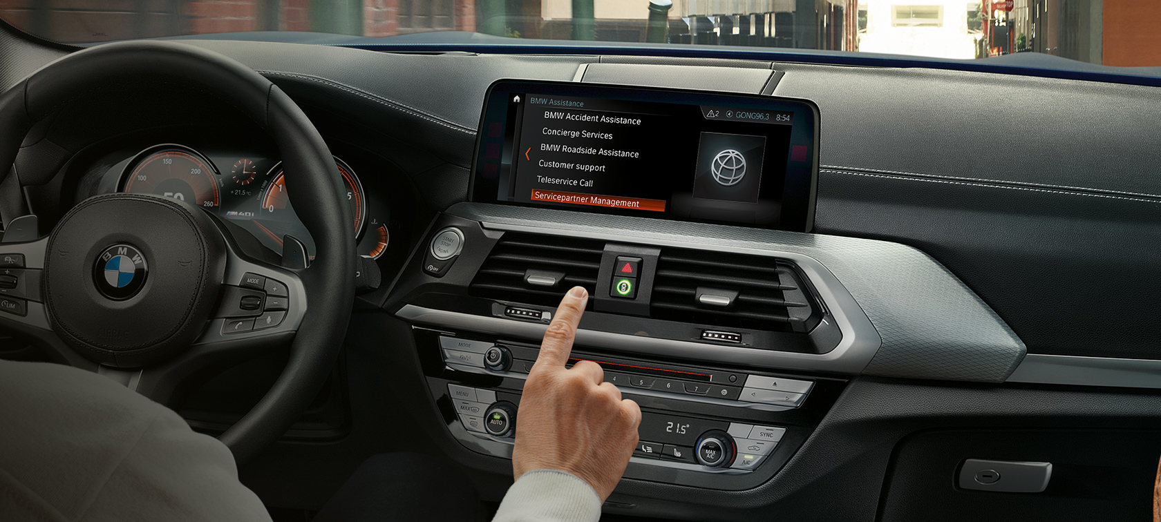 Imagem do interior de um BMW com ecrã de controlos Imagem do interior de um BMW com uma chamada telefónica no ecrã de controlos.