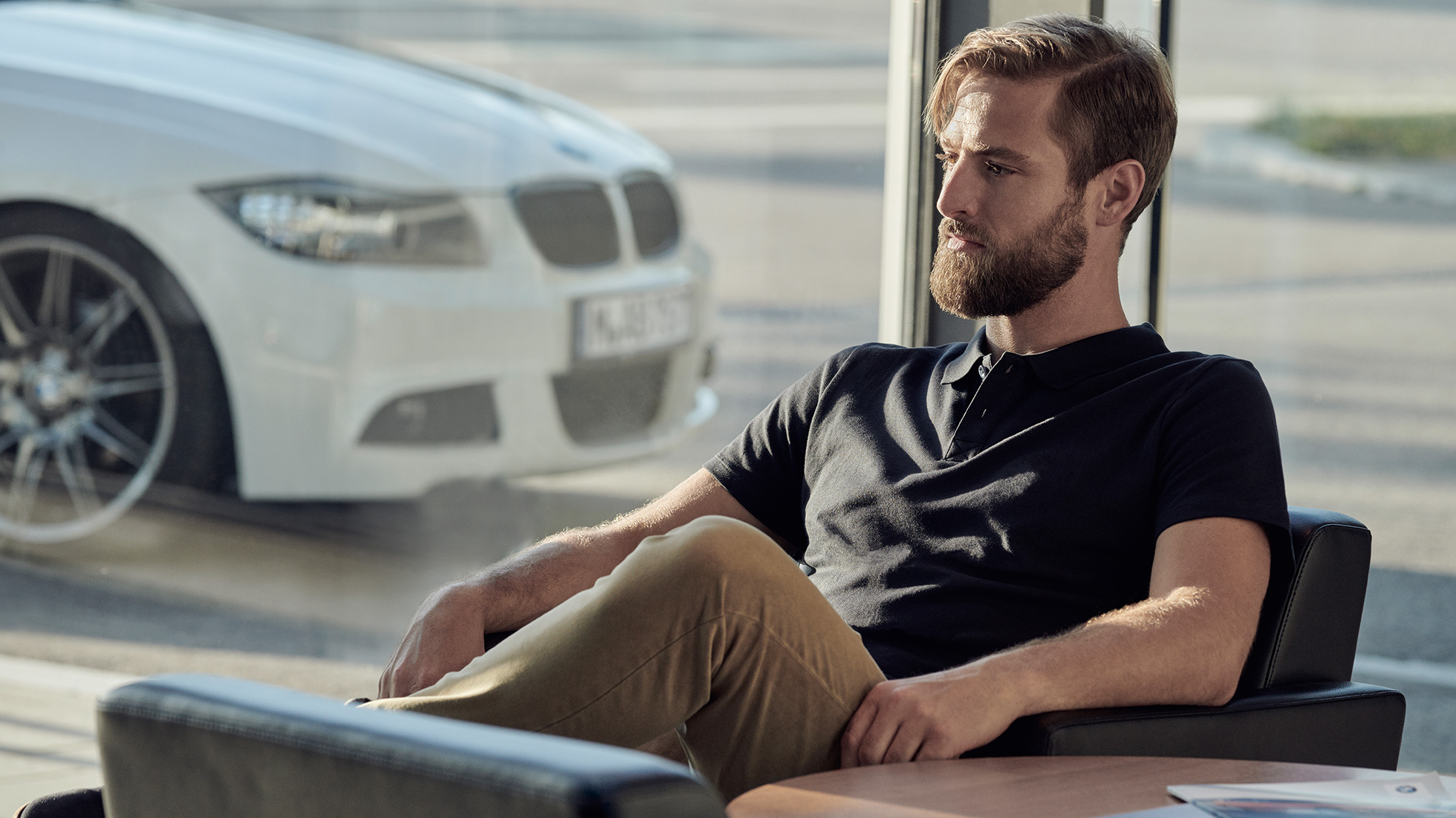 BMW Service, BMW Service Inclusive BMW Service, BMW Service Inclusive, homem sentado confortavelmente num Concessionário BMW