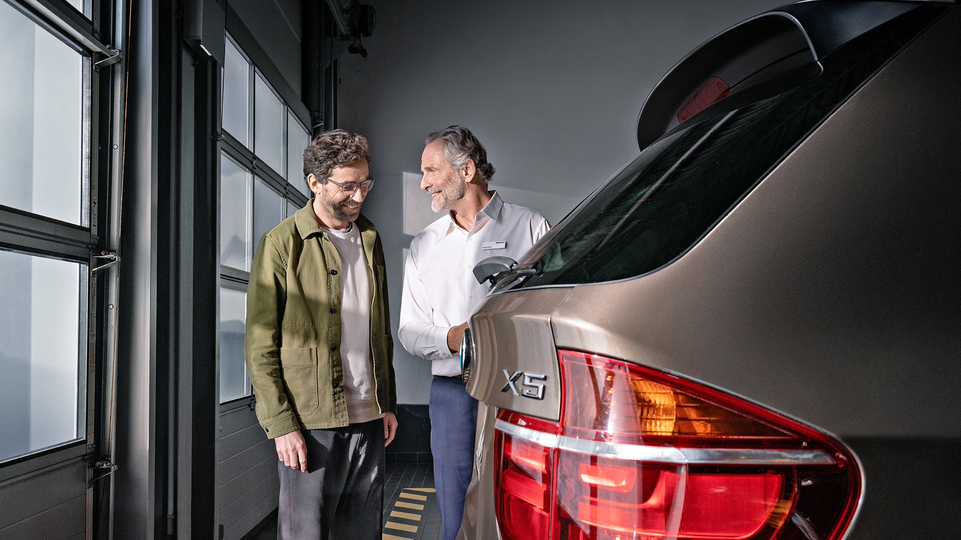 BMW Service, Programa BMW Value & Care BMW Service, Programa BMW Value & Care, homem num Concessionário BMW
