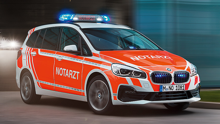 BMW Série 2 Gran Tourer F48, LCI2, veículo de emergência médica BMW Série 2 Gran Tourer, F48, LCI2, veículo de emergência médica, perspetiva dianteira a 1/3, em movimento na cidade