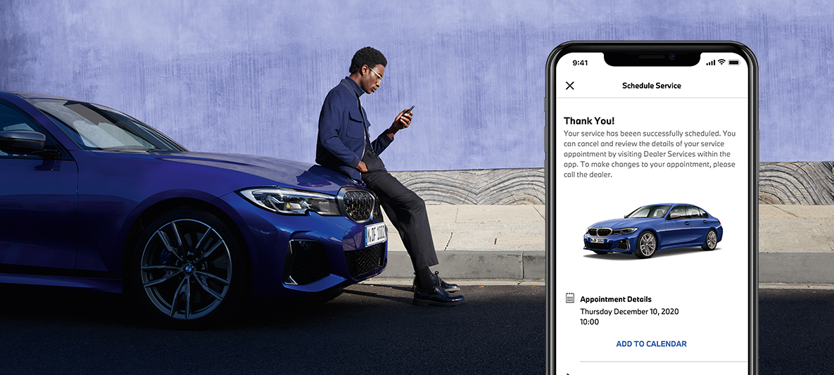 Aplicação My BMW, gestão da experiência de Serviço, homem sentado em cima do capot de um BMW Aplicação My BMW, gestão da experiência de Serviço, homem sentado em cima do capot de um BMW