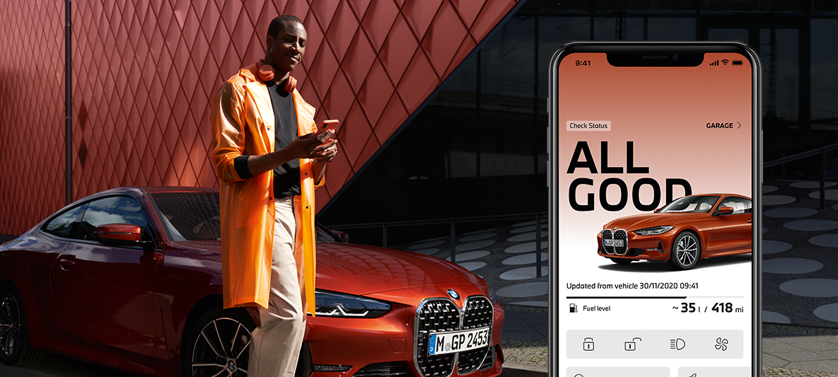 Aplicação My BMW, gestão do estado do veículo, homem com smartphone em frente a um BMW Série 2 Coupé Aplicação My BMW, gestão do estado do veículo, homem com smartphone em frente a um BMW Série 2 Coupé