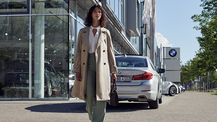 BMW Service Inclusive Mulher em frente a um Concessionário BMW