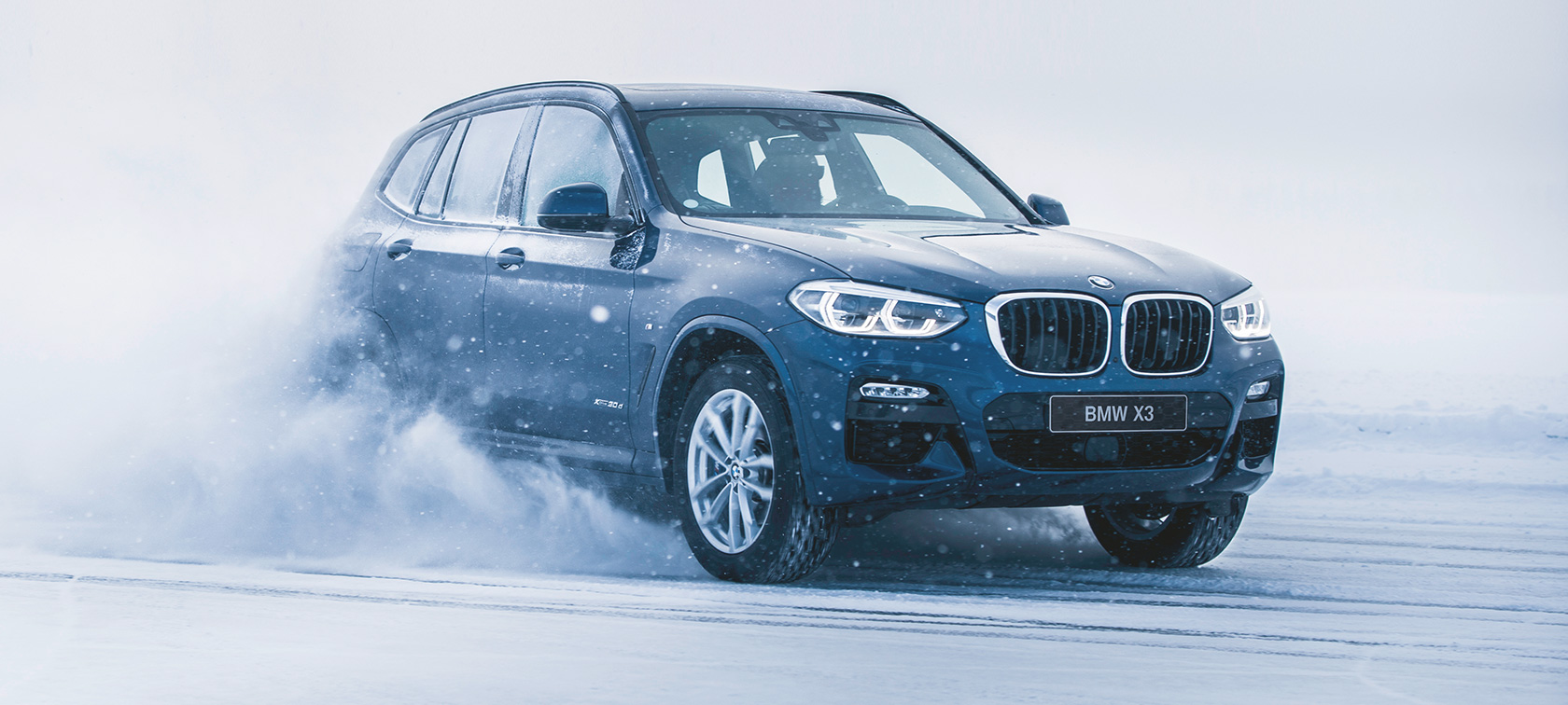 Acessórios BMW para o outono e o inverno BMW X3 na neve, vista frontal a três quartos