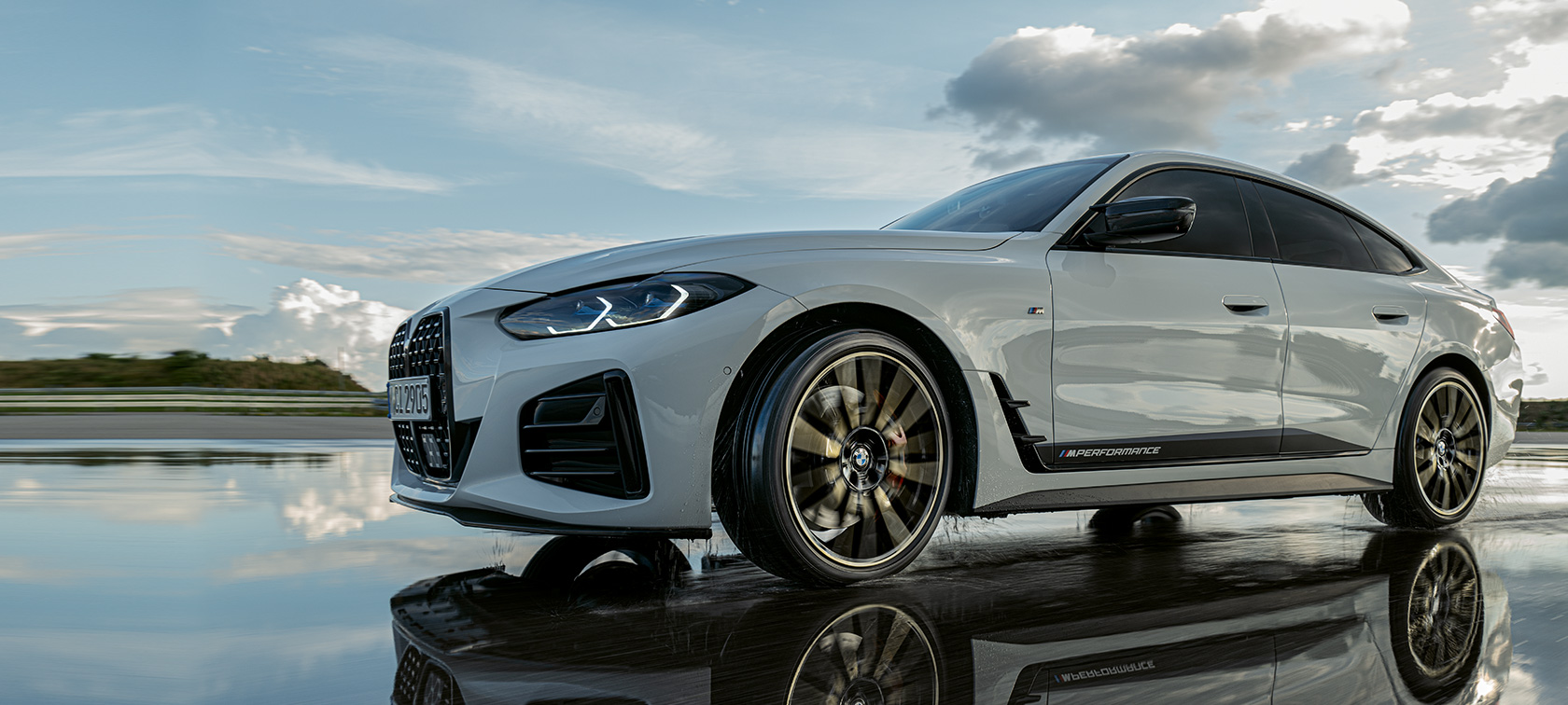 BMW Série 4 Gran Coupé (G26) com Peças M Performance, em movimento numa rua molhada BMW Série 4 Gran Coupé (G26) com Peças M Performance, em movimento numa rua molhada