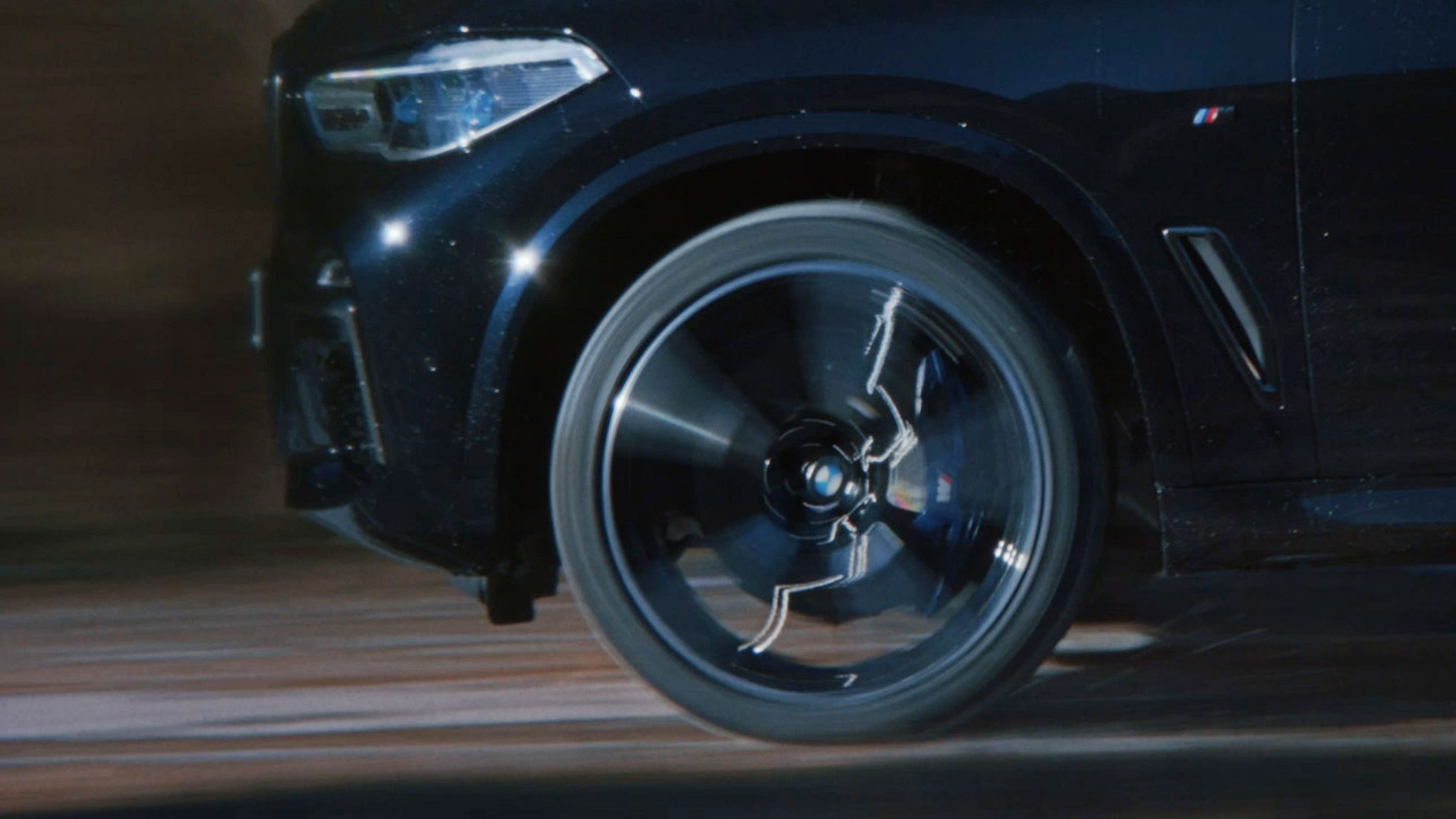 Dedo indicador liga o rádio do automóvel, interior do BMW