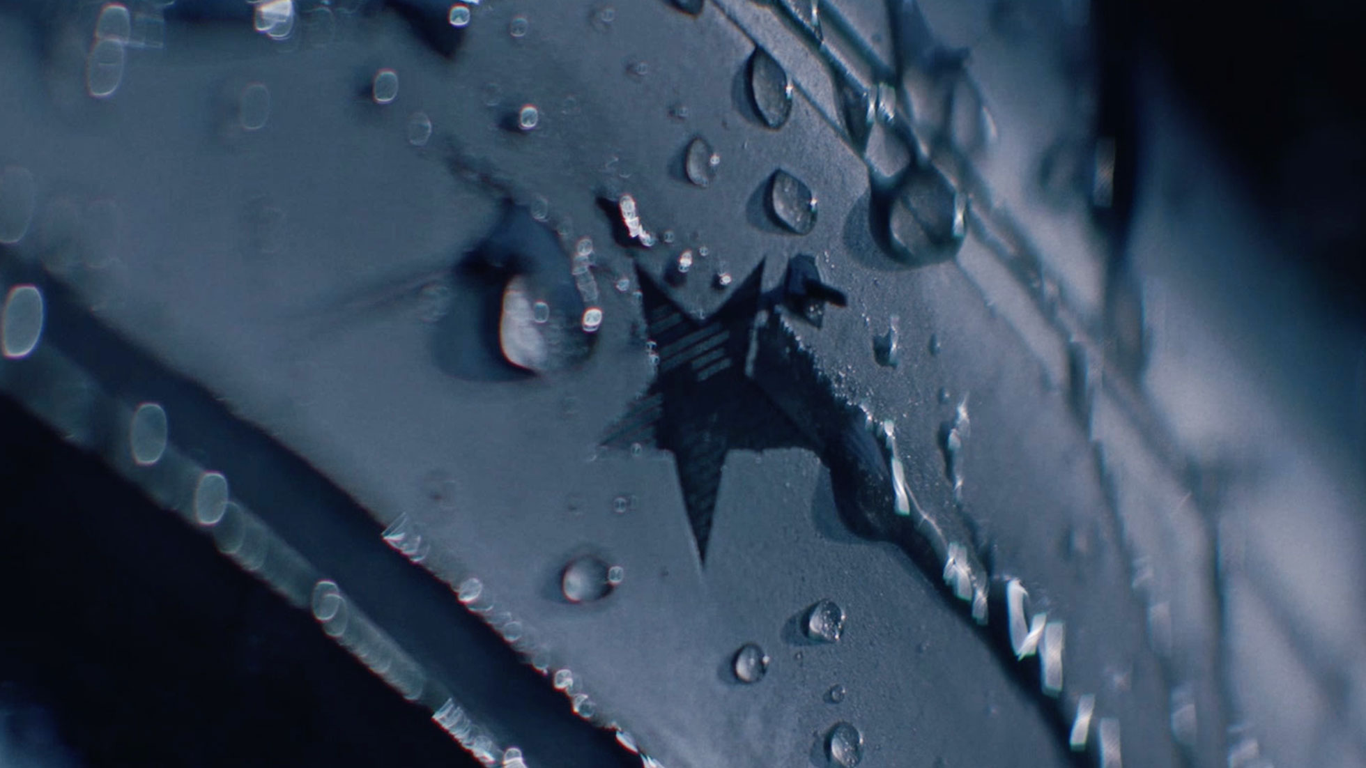 Mulher a dormir visível pelo para-brisas do BMW