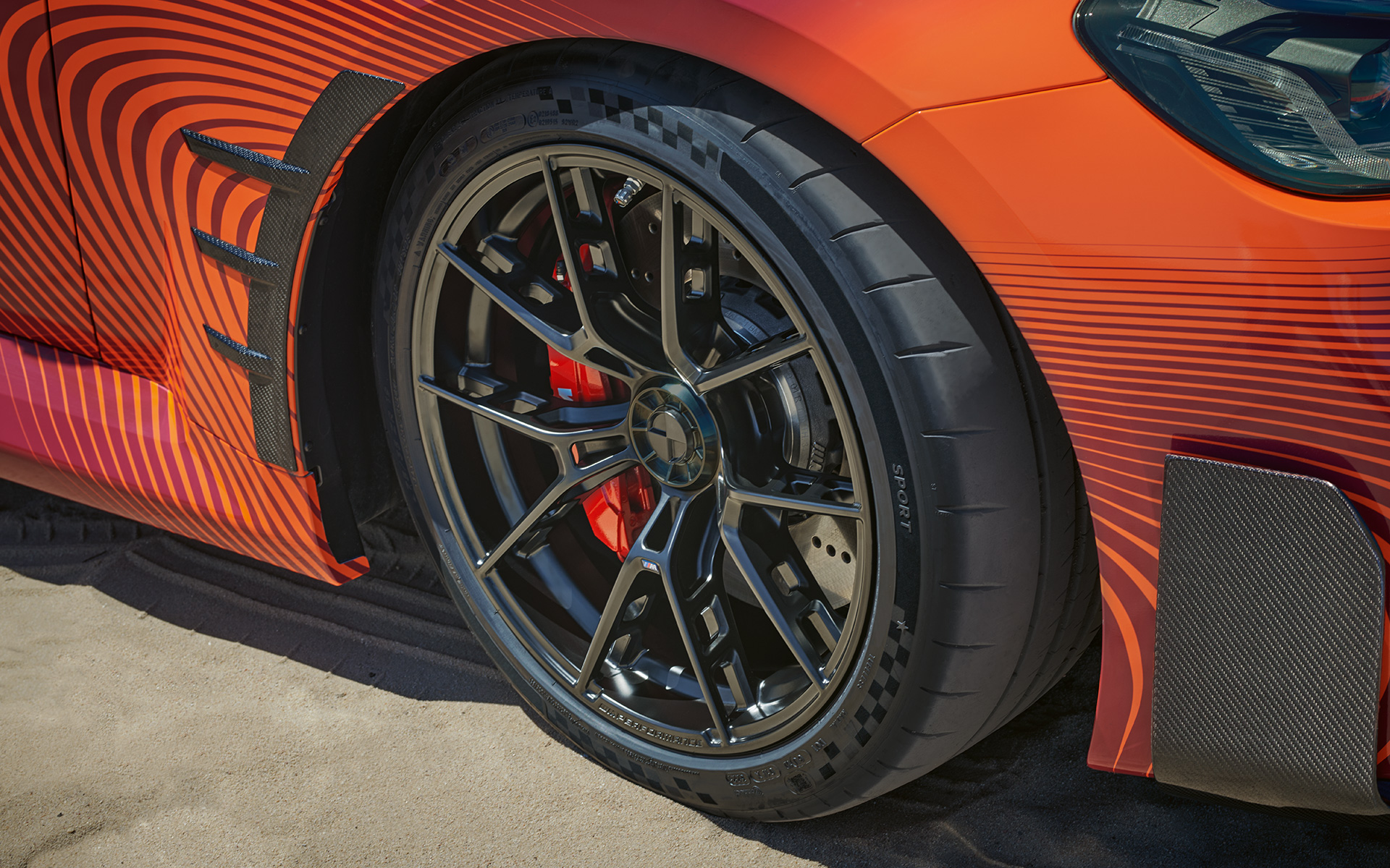 BMW M2 Coupé Acessórios BMW M Performance Jantes forjadas M Performance 963 com raios em Y de 19"/20", com aperto central, em preto Jet mate, conjunto de rodas completas de verão BMW M2 Coupé de 2023 Acessórios BMW M Performance Jantes forjadas M Performance 963 com raios em Y de 19"/20", com aperto central, em preto Jet mate, conjunto de rodas completas de verão
