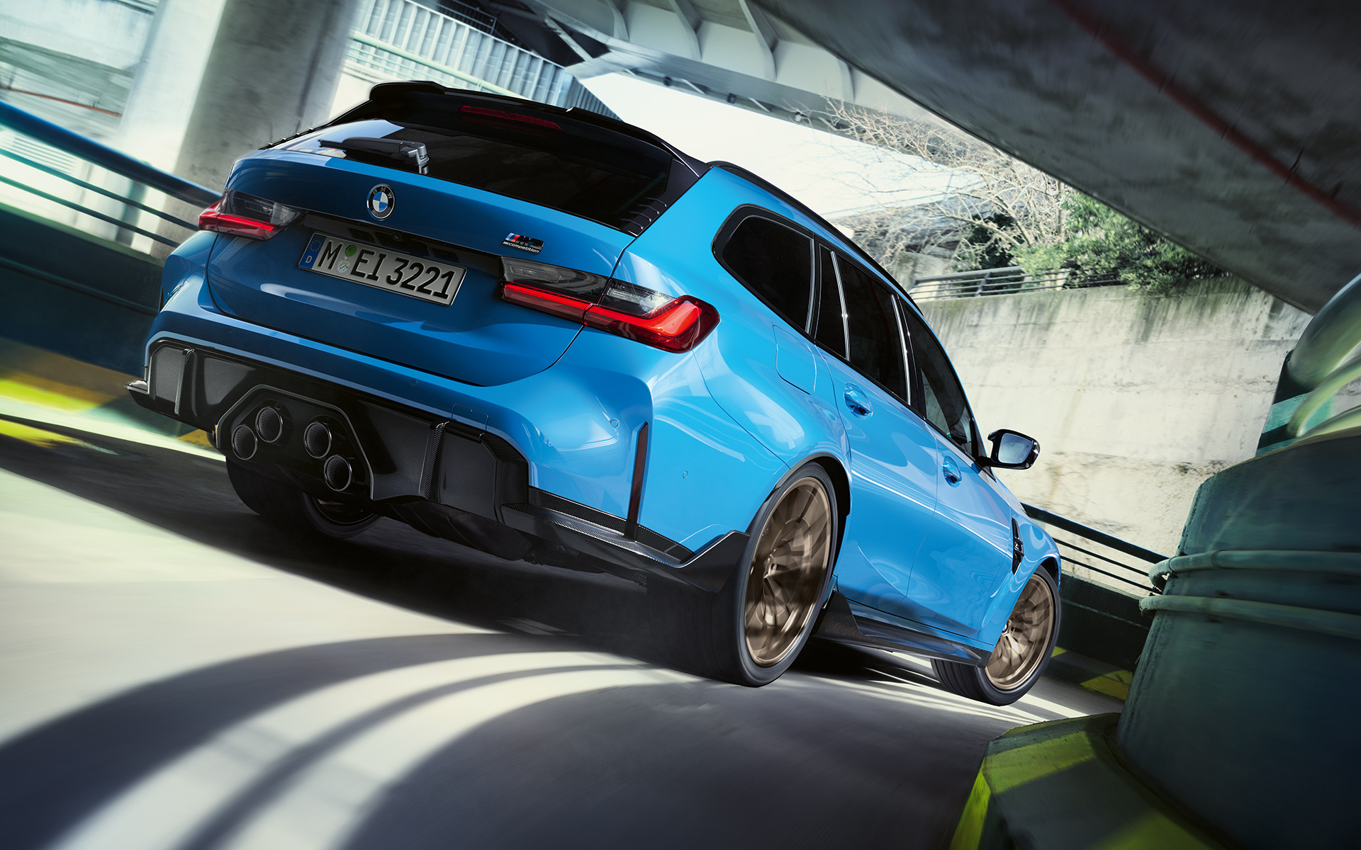 BMW M3 Touring, G81, Acessórios BMW M Performance, perspetiva traseira a três quartos BMW M3 Touring, G81, Acessórios BMW M Performance, perspetiva traseira a três quartos, em movimento