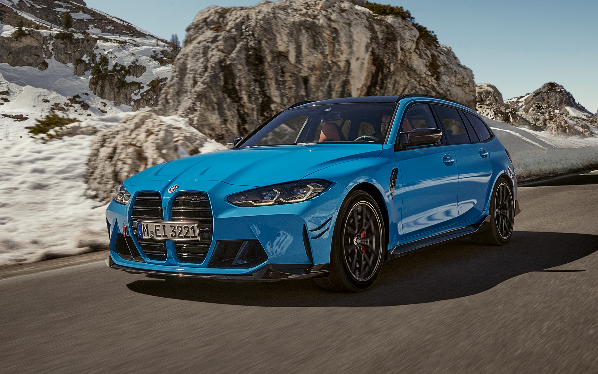BMW M3 Touring, G81, Acessórios BMW M Performance, perspetiva dianteira a três quartos, em movimento BMW M3 Touring, G81, Acessórios BMW M Performance, perspetiva dianteira a três quartos, em movimento em frente a uma paisagem de montanha