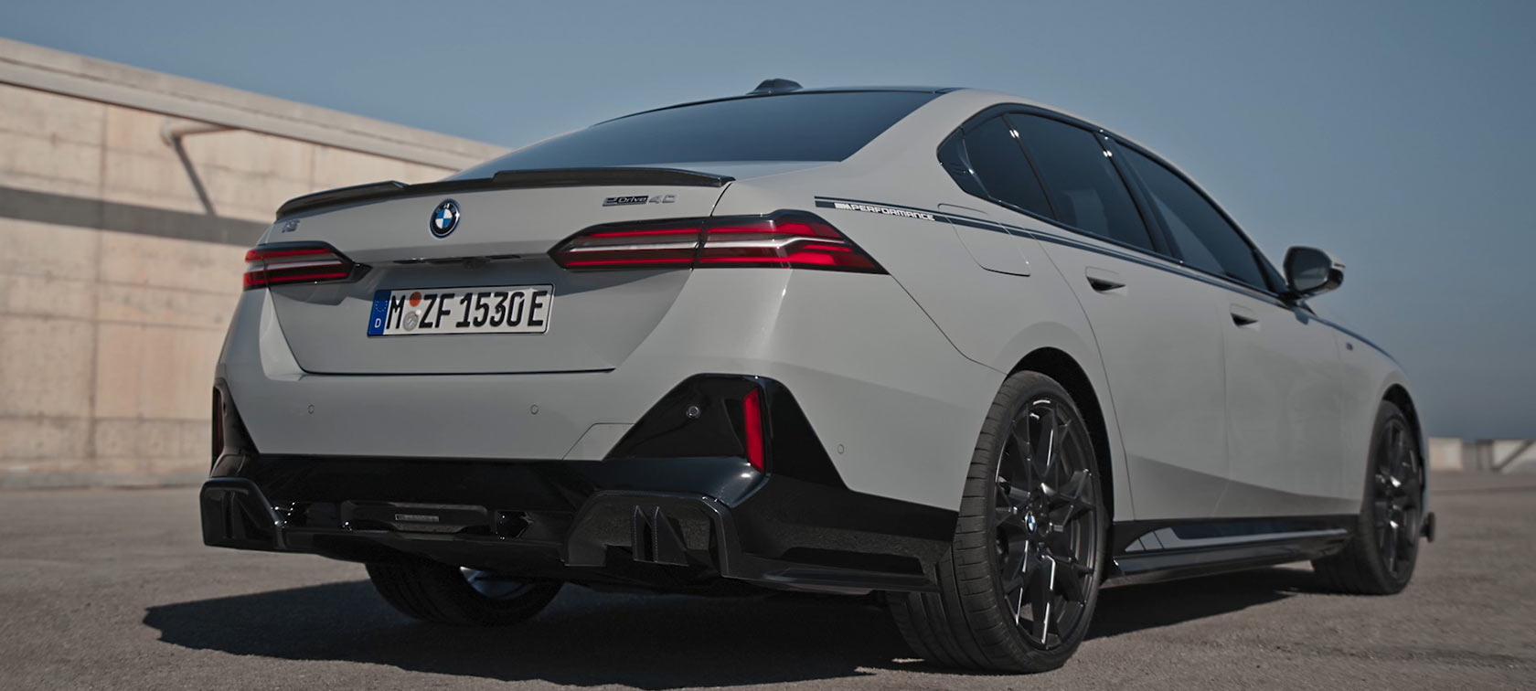 O BMW i5 com Acessórios BMW M Performance no design exterior O BMW i5 de 2023 com Acessórios BMW M Performance no design exterior