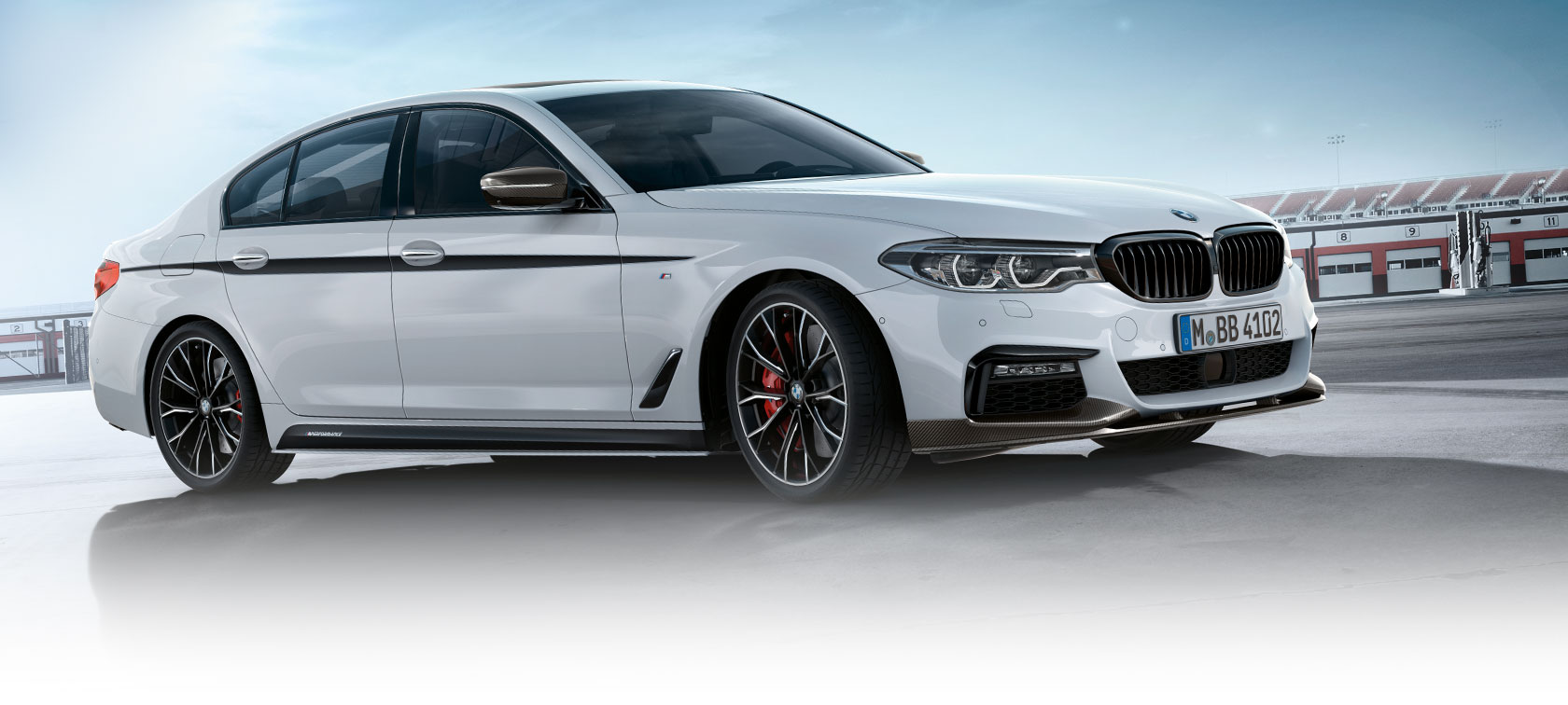 BMW Série 3 Berlina, Peças BMW M Performance. Vista lateral do BMW Série 3 Berlina num parque de estacionamento com o céu azul.