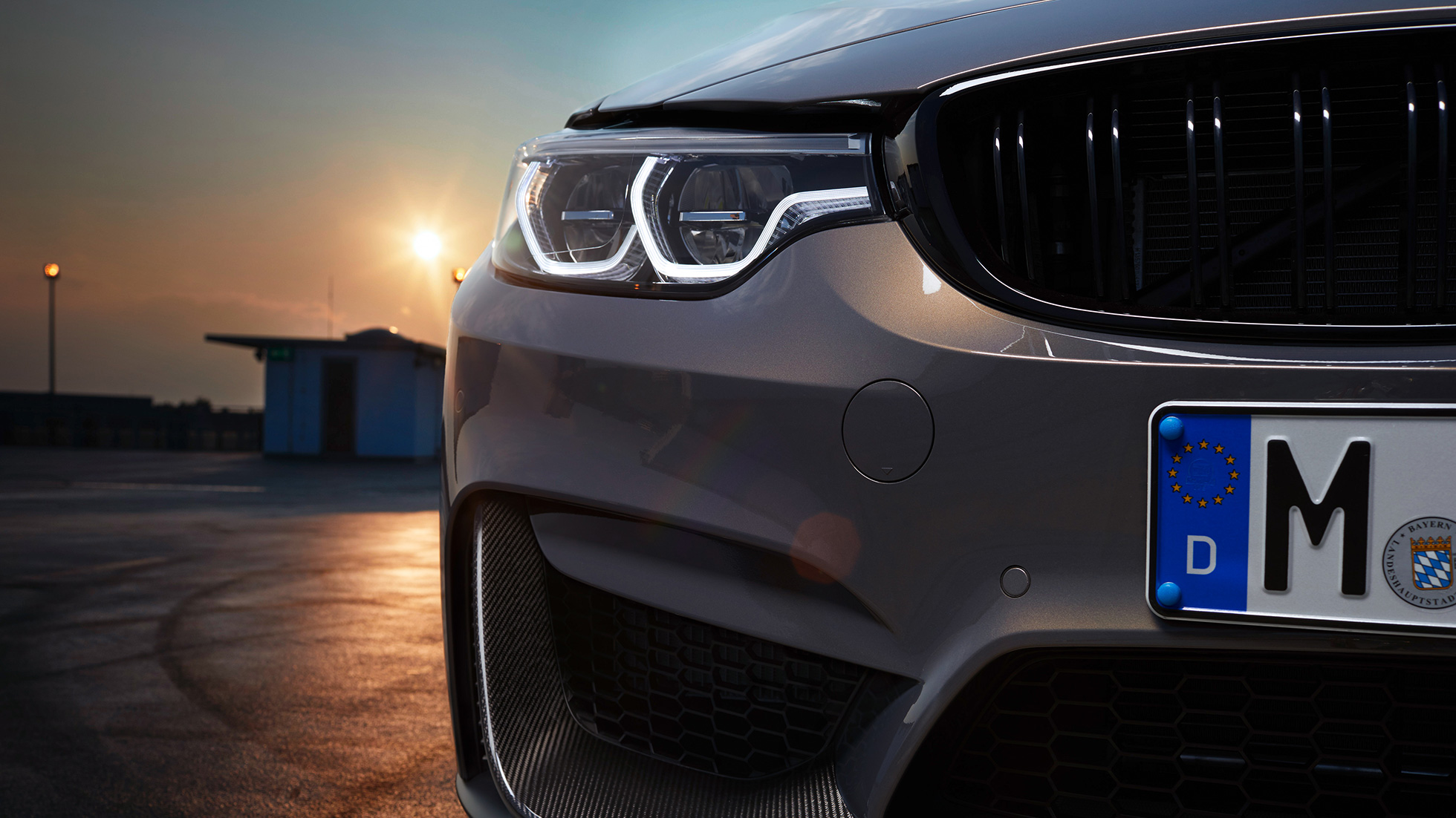 Grelha em forma de rim BMW M Performance em preto brilhante. Grelha em forma de rim com design BMW M Performance em preto brilhante.