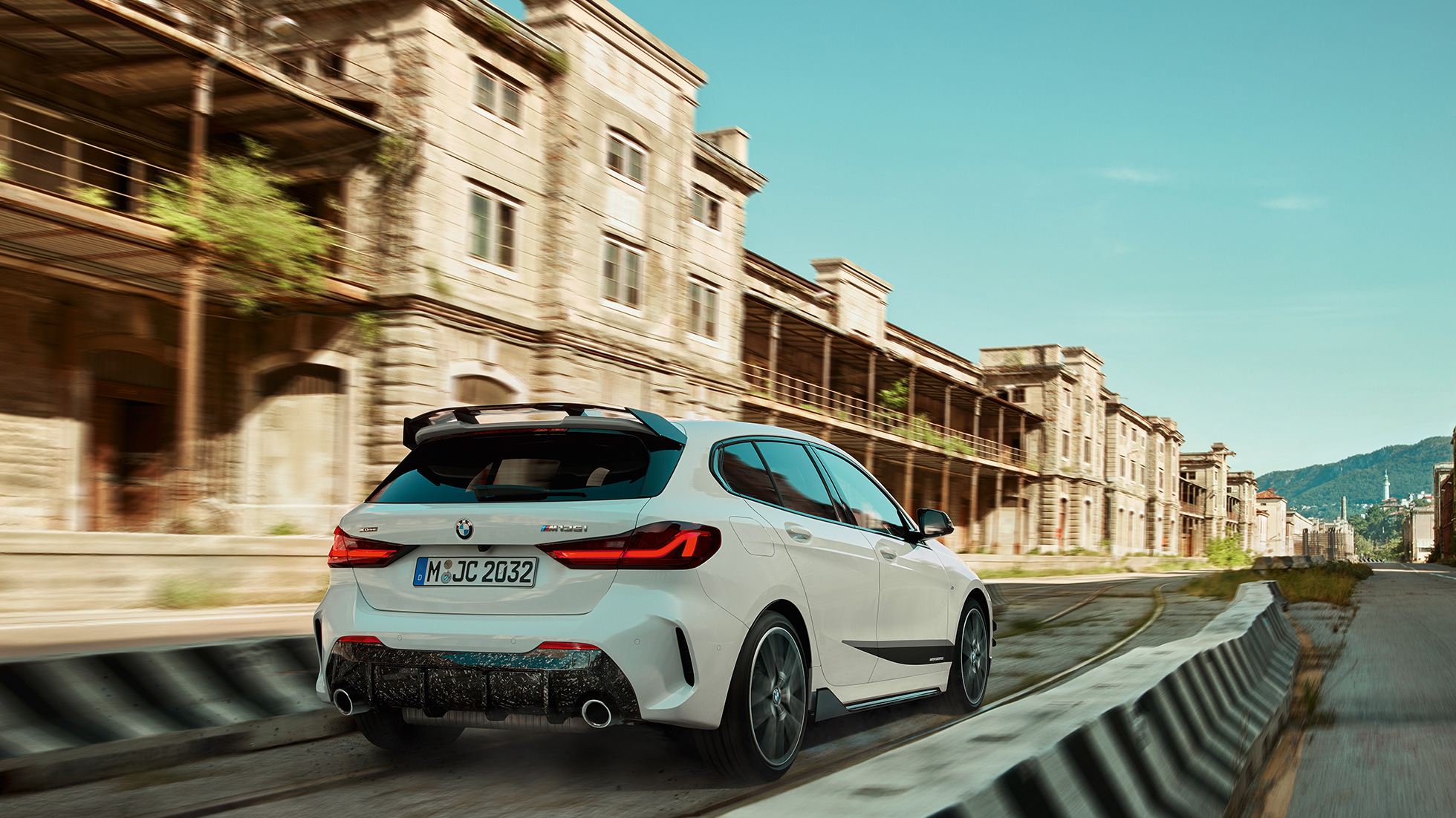 BMW Série 1, BMW M135i xDrive, F40, BMW M Performance BMW Série 1, BMW M135i xDrive, F40, BMW M Performance, perspetiva traseira