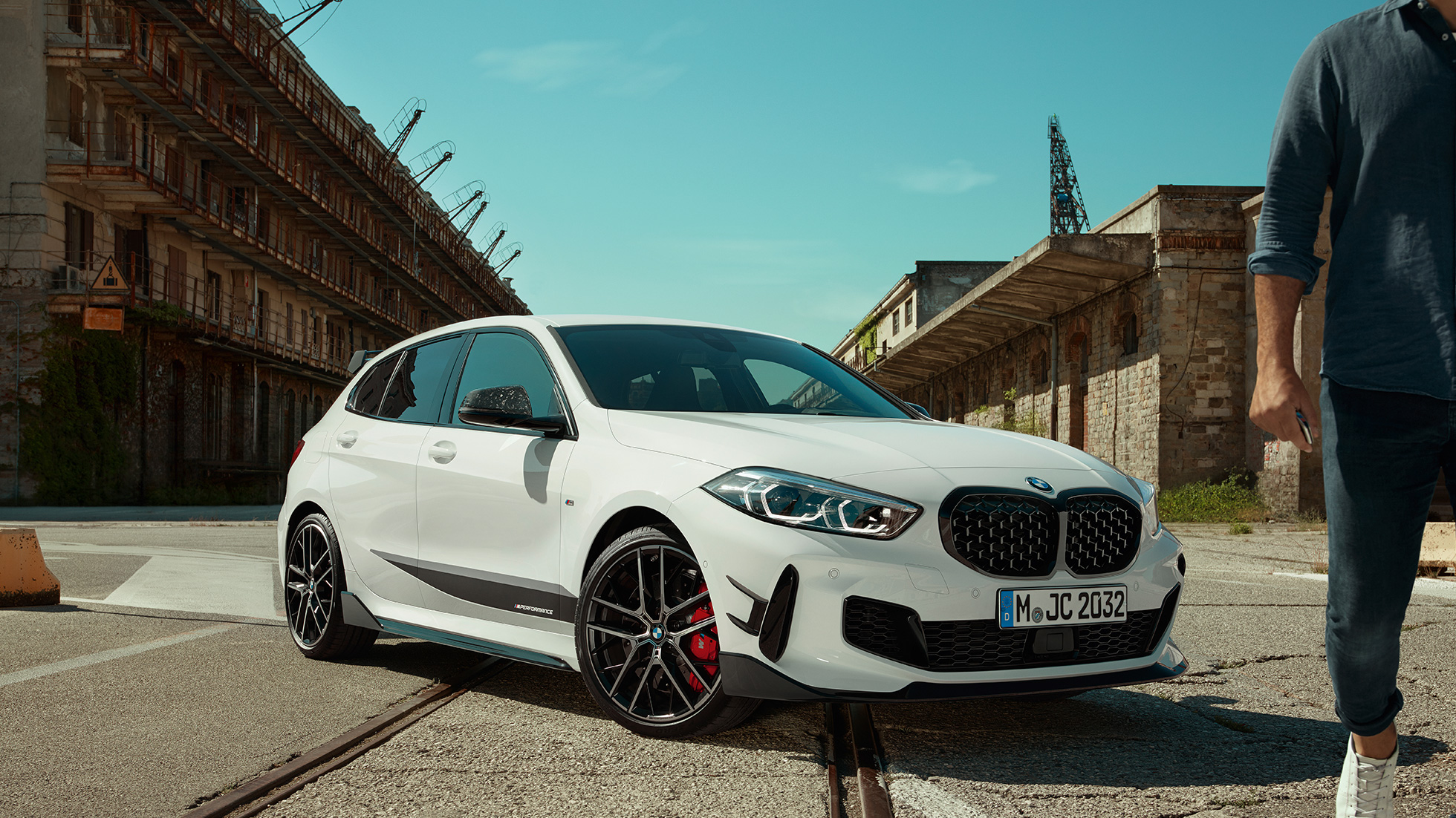 BMW Série 1, BMW M135i xDrive, F40, M Performance BMW Série 1, BMW M135i xDrive, F40, M Performance, perspetiva frontal a três quartos