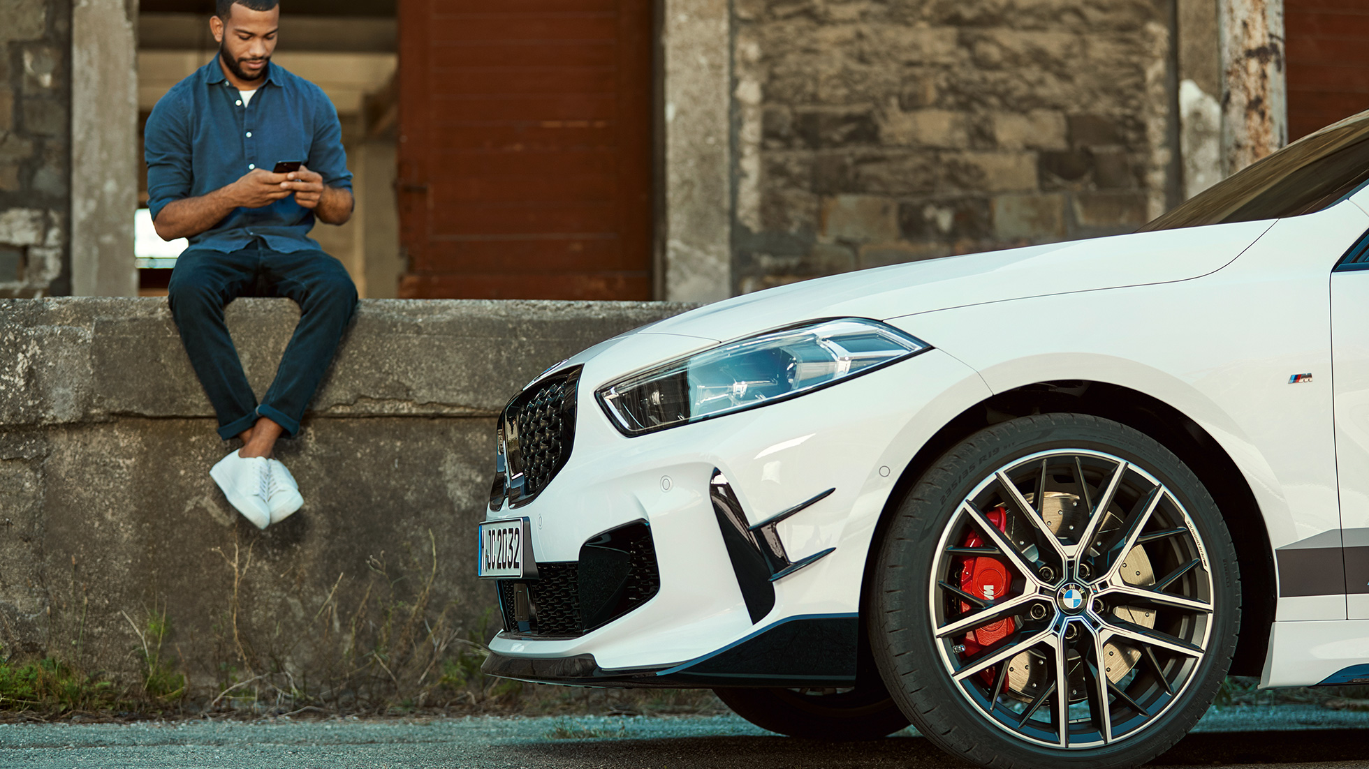 BMW Série 1, BMW M135i xDrive, F40, M Performance, perspetiva frontal BMW Série 1, BMW M135i xDrive, F40, M Performance, grande plano frontal