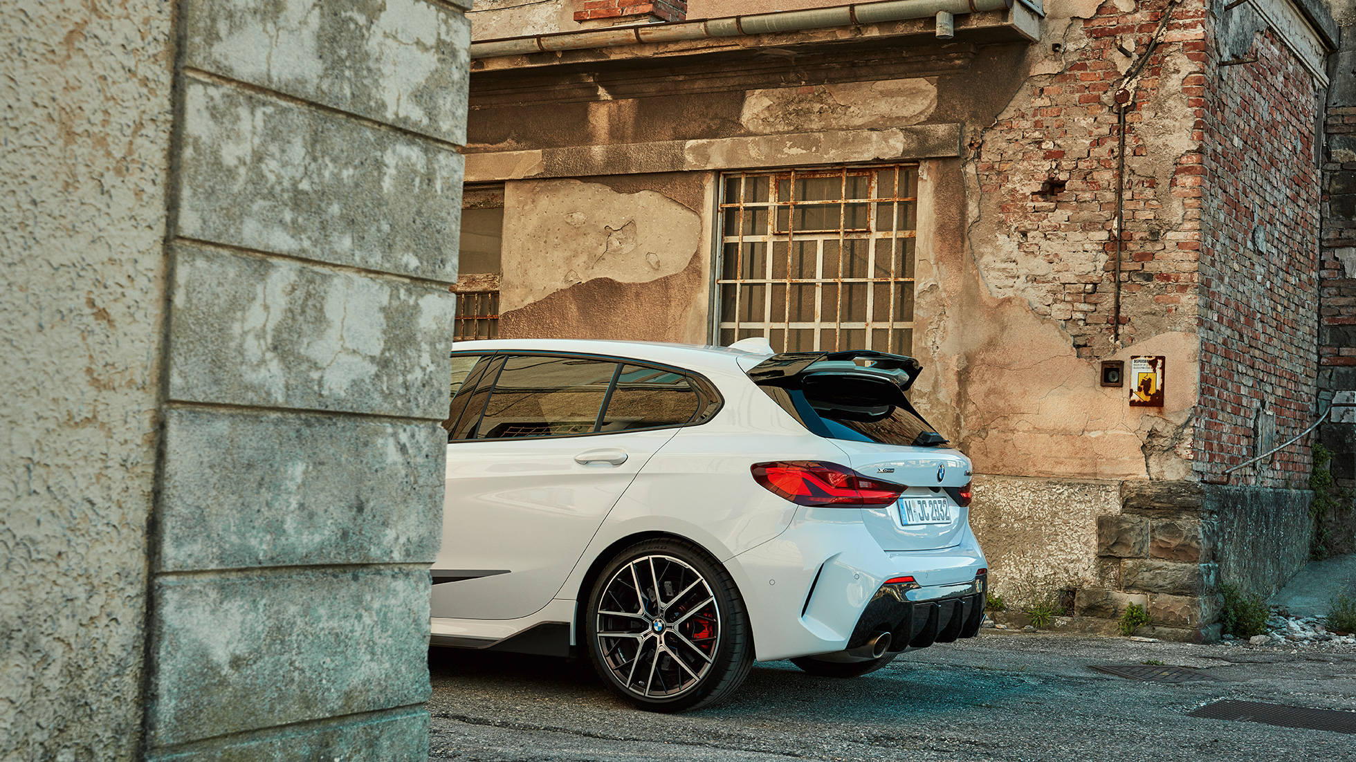 BMW Série 1, BMW M135i xDrive, F40, M Performance, perspetiva traseira BMW Série 1, BMW M135i xDrive, F40, M Performance, pormenor da perspetiva traseira